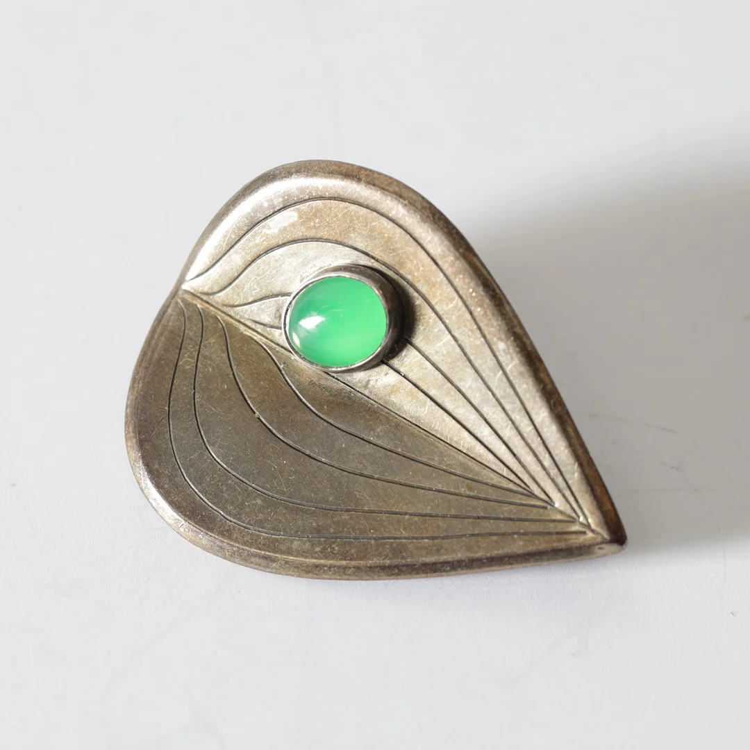 ARVO SAARELA. brosch, silver med cabochonslipad sten, Enköping, 1954. Totalvikt ca 14,7 gram. — Silver — Gomér & Andersson Nyköping