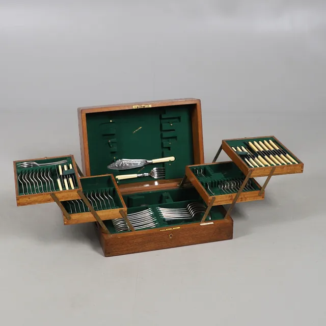 A 1930'S PART CANTEEN OF SILVER PLATED FLATWARE.