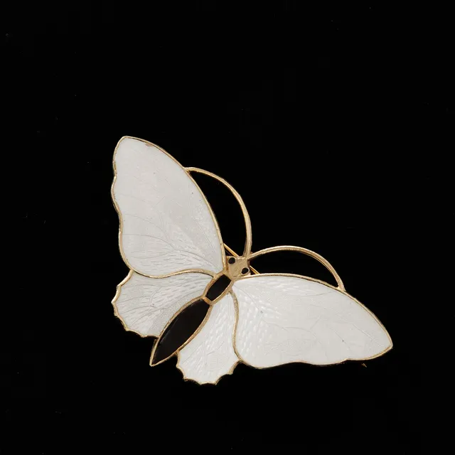AKSEL HOLMSEN. Brosch i form av fjäril, förgyllt silver, emalj, Norge, 1900-tal.