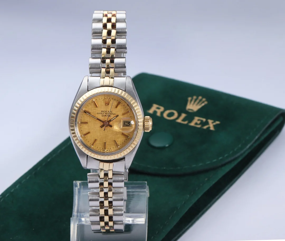 Rolex 'Date'. Ladies' watch in 18 kt. gold and steel with golden disc, approx. 1978 — Watches and clocks/Ladies watches — Lauritz