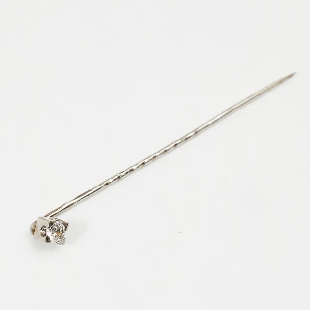 KRÅSNÅL, 18 k vitguld, briljant ca 0,10 ct, otydlig mästarstämpel, Uppsala 1960/1970-tal.