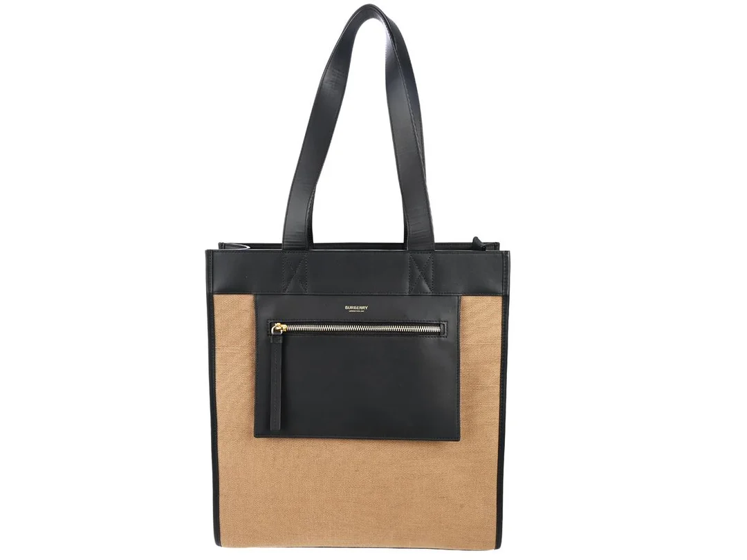 VÄSKA, BURBERRY, Tote Bag, brunt tyg, svart skinn, guldfärgade beslag, 34x35x10 cm, tags. — Accessoarer/Väskor — Kaplans