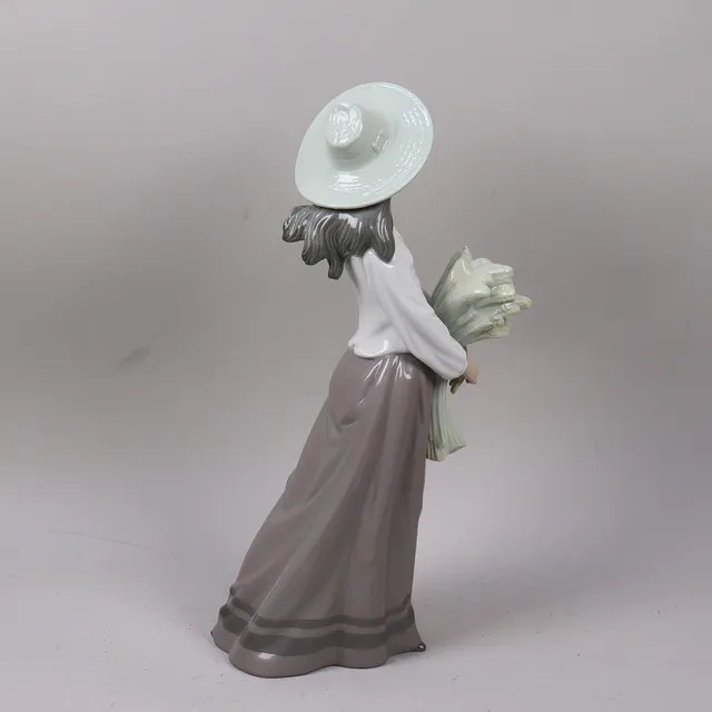 FIGURIN, Nao by Lladro, kvinna med kärve, Spanien.