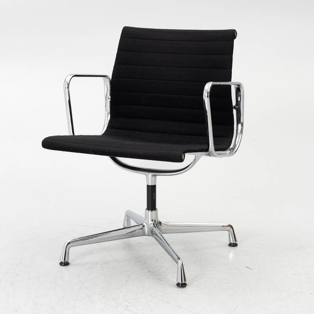 Charles & Ray Eames, skrivbordsstol, modell "EA 108", Vitra, 2000. — Möbler/Stolar — Bukowskis