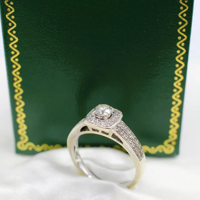 0.65CT DIAMOND CLUSTER RING.