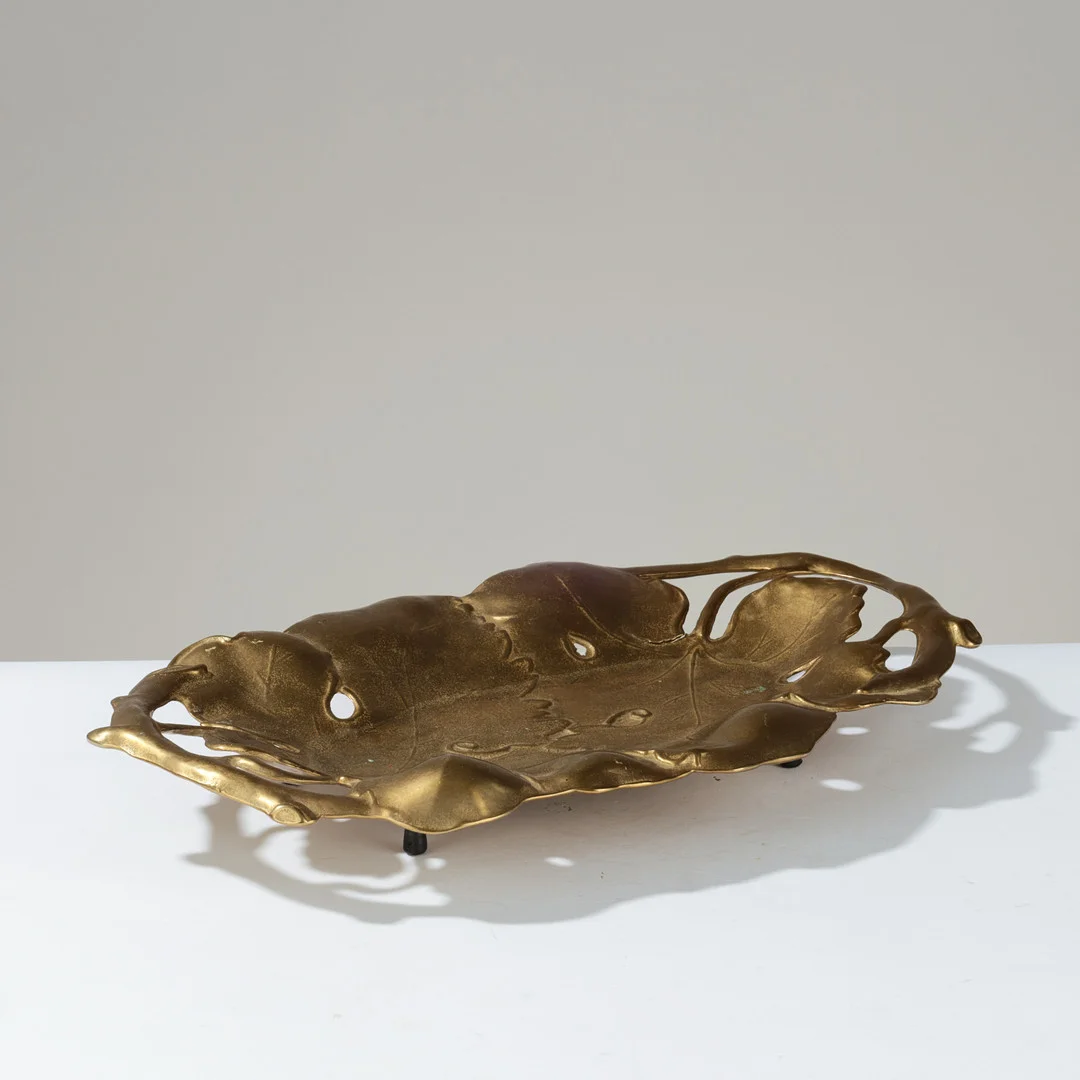 Bladformet fad af messing i art nouveau-stil, 1900-tallets anden halvdel. — Pewter, Brass & Copper — Palsgaard Kunstauktioner