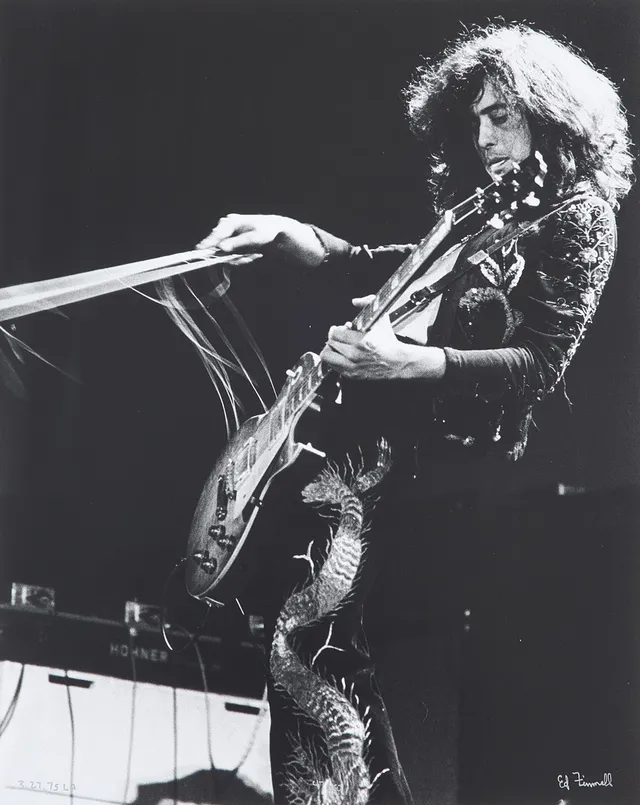 ED FINNELL (USA/SVERIGE, FÖDD 1956). Jimmy Page, Led Zeppelin, "Physical Grafitti Tour", Los Angeles, Forum, 27 Mars 1975, signerad Ed Finnell, numrerad 47/50.