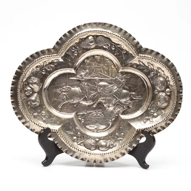 PRESENTFAT, silver, dekor med riddare på häst. vikt ca 377 gram, tidigt 1900-tal.