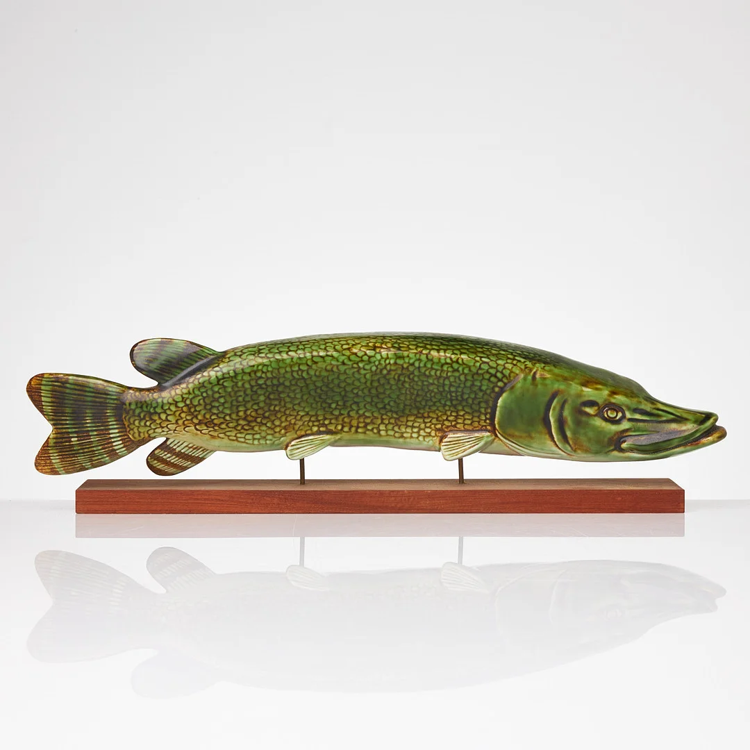 SVEN WEJSFELT. Skulptur, gädda, ur serien "Stim", stengods, polykromt glaserad, signerad, etikettmärkt, Gustavsberg, på sockel. — European — Stockholms Auktionsverk Sickla