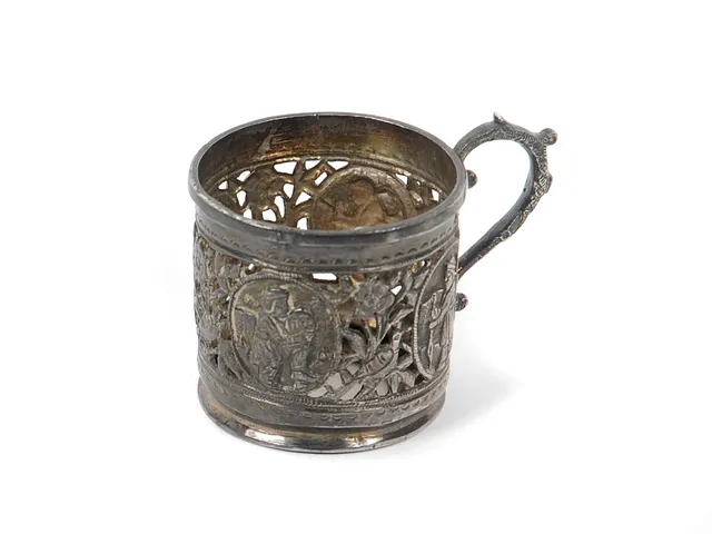 GLASHÅLLARE, silver, genombruten dekor, höjd 6 cm, vikt 81,1 g