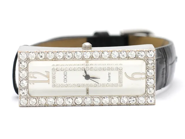 Damur, OXXO Design med stenar Quartz med läderband.