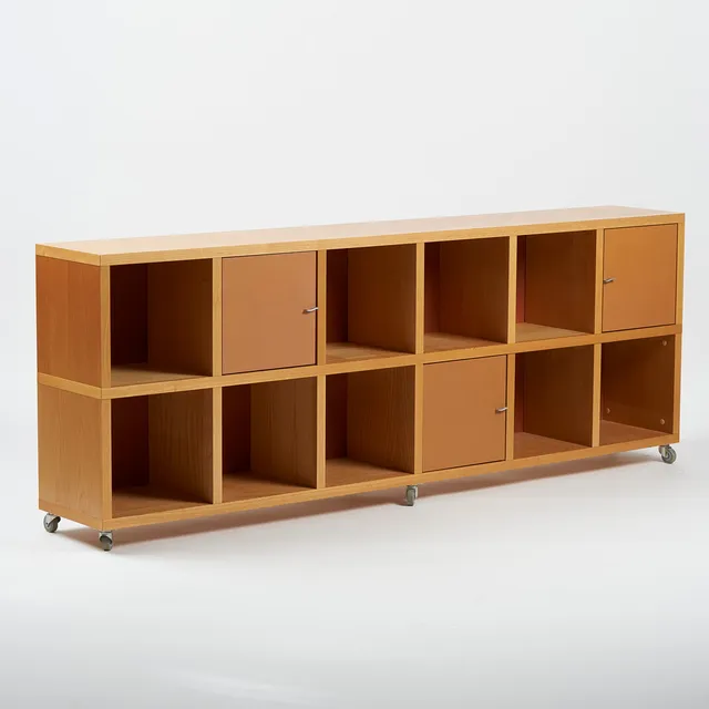 JOHAN HELLSTRÖM. Källemo, Sideboard auf Rollen, Modell 'Hylla KUBIK', Esche, Metall, 20. Jahrhundert, Schweden.