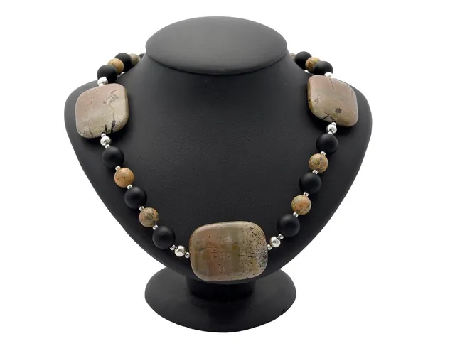 COLLIER, behandlad natursten, matterad onyx, lås samt detaljer i sterlingsilver, längd 54 cm.