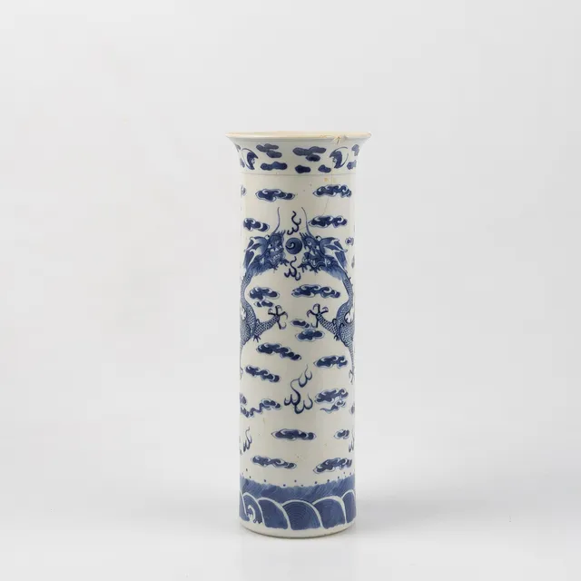 VAS, Kina, 1800-tal, blåvit dekor med drakar, porslin, märkt med Kangxis fyra karatärers märke.