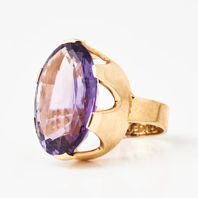 BENGT LILJEDAHL. Ring, förgyllt sterlingsilver, oval fantasislipad mörklila ametist, Stockholm 1979.