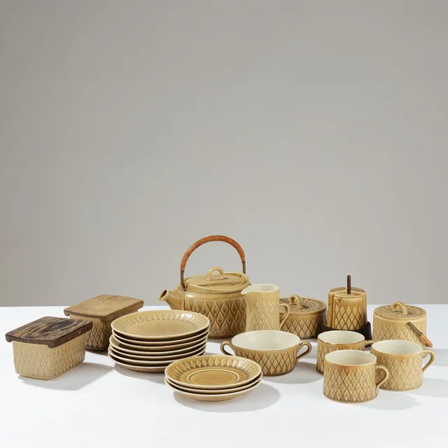 JENS HARALD QUISTGAARD (1919-2008). "Relief"-stel af glaseret stentøj, Kronjyden / Bing & Grøndahl, Danmark, designet 1958, (21).