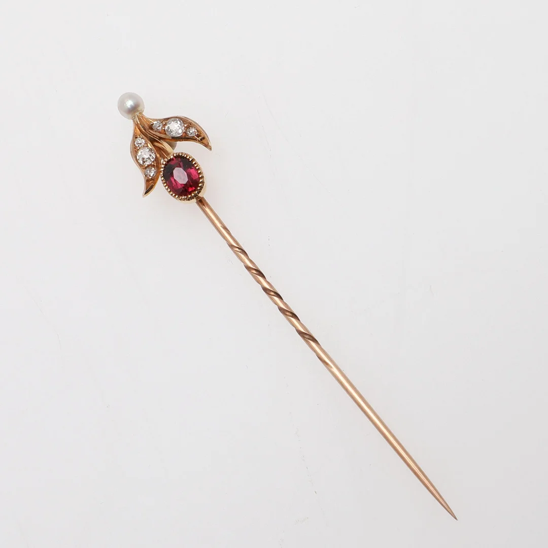 A GOLD, PEARL AND GEM SET FOLIATE STICK PIN. — Objet de vertu & Miscellaneous — Lawrences Auctioneers