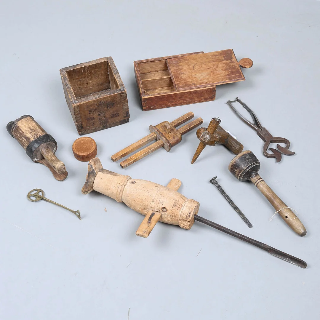 PARTI ALLMOGE. 11 delar. 1800/1900-tal. Navare, Stöt, Ljusstake, Ritsmått, Reskopp, Kaksporre, Sockertång, Kryddlåda, Mått (kubiktum), Handtillverkad spik, Masklåda. — Tools & Gears — Örebro Stadsauktioner