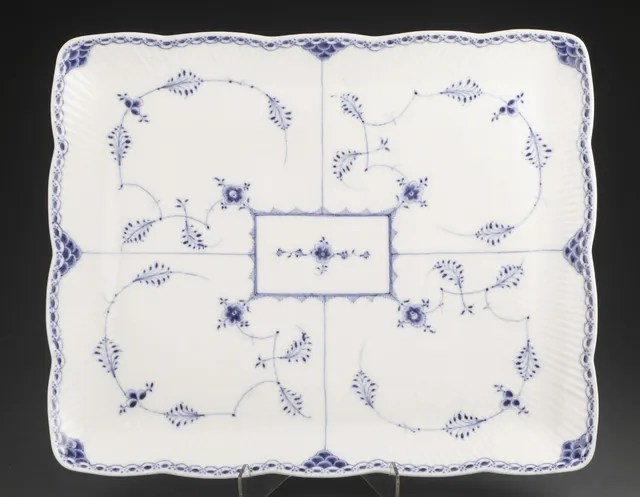 Royal Copenhagen. Musselmalet Halvblonde firkantet fad, 1800-tallet