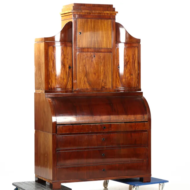 Late Empire mahogany chatol. Circa 1840