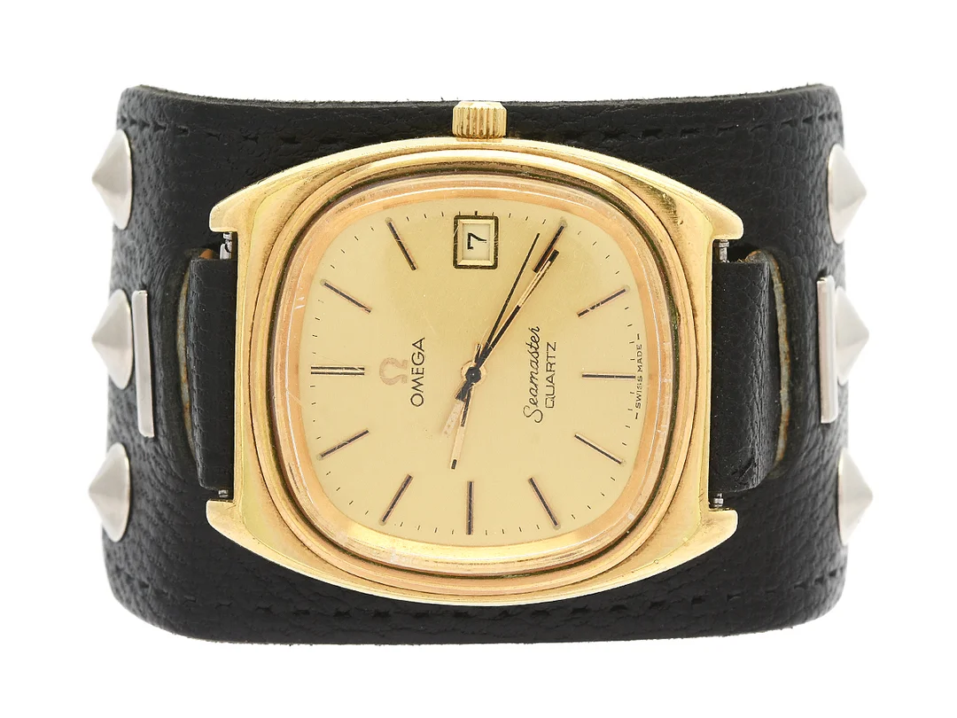 OMEGA, Seamaster, Cal 1342, Serie nr. 40736714, Ref nr. MD 196.0081, Boett nr. 196.0081, herrur, 35 mm, doublé (20 micron), quartz, plexiglas, datum, skadad urtavla, defekt, skadad boett, läderband, ca 1977. — Klockor/Omega — Kaplans