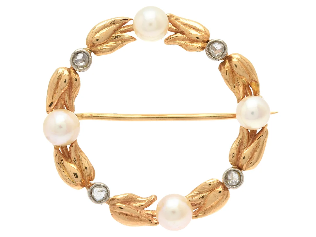 BROSCH, 18K vitguld/guld, odlade pärlor, ca 4,0-4,5 mm, rosenslipade diamanter, stl 3,0 x 3,0 cm, vikt 3,4 g. — Smycken/Brosch — Kaplans