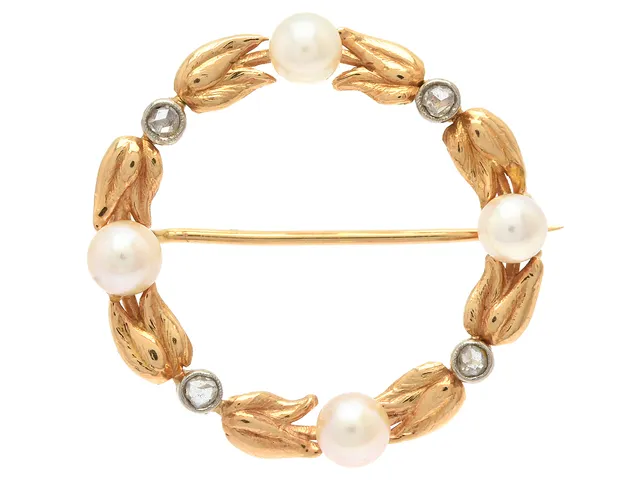 BROSCH, 18K vitguld/guld, odlade pärlor, ca 4,0-4,5 mm, rosenslipade diamanter, stl 3,0 x 3,0 cm, vikt 3,4 g.