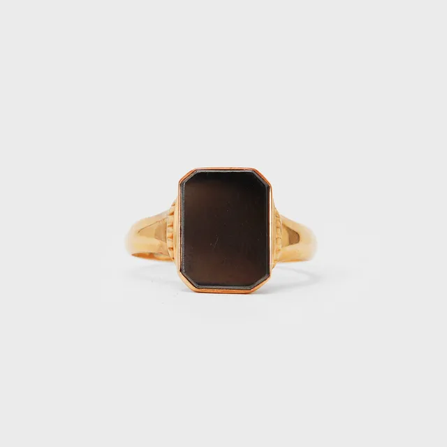 RING, 18k guld med onyx, vikt ca 4,9 gram.