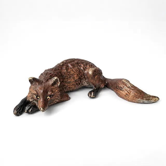 LIEGENDER FUCHS – 20. Jh., Bronze, polychrome Kaltbemalung.