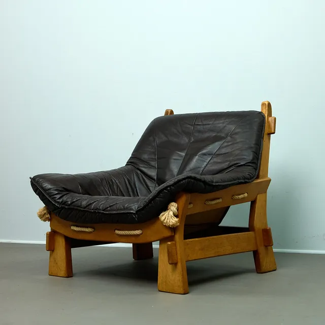 MAISON REGAIN. Zugeschrieben, brutalistischer Sessel / Lounge Chair, Eiche, Leder, 1970er Jahre, Frankreich.