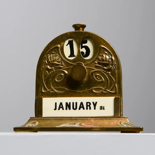 SKRIVBORDSKALENDER, jugend, mässing, 1900-talets tidigare del.