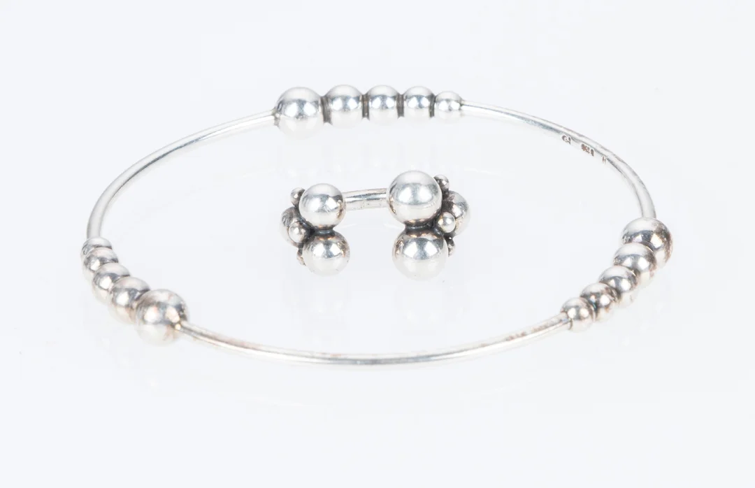 Georg Jensen: A 'Moonlight Grapes' bangle and ring. Size 52. (2) — Jewellery/Jewellery sets — Lauritz