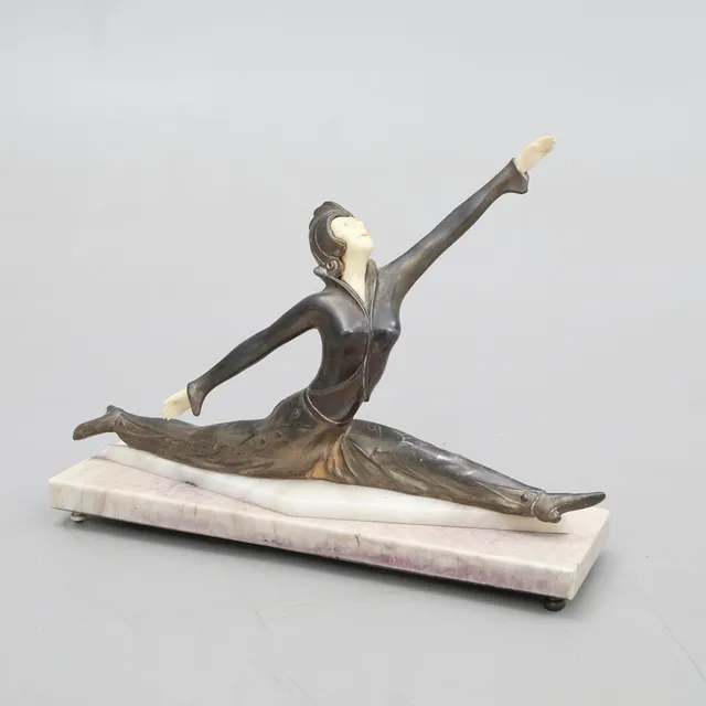 FIGURIN / SKULPTUR, på marmor sockel , Art deco , 1900-talets första hälft.