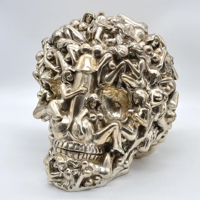 ROBBI JONES (1961). "NUDE WOMAN SKULL", SKULPTUR, MESSING (POLIERT), SILBER PATINA, UM 2010, SIGNIERT.