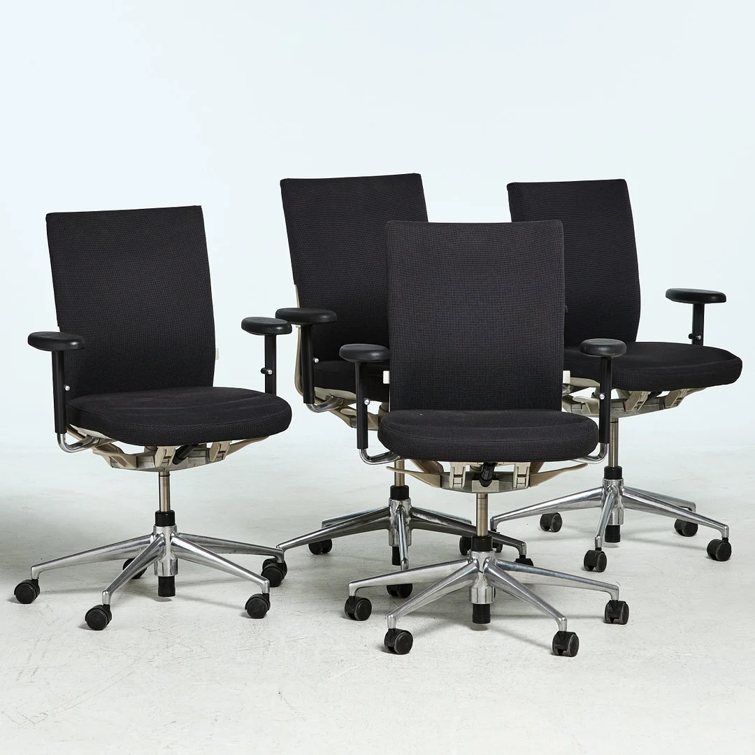 ANTONIO CITTERO. Kontorsstolar, 4 st, modell "Axess", Vitra, Italien, på femdelad centralfot i kromat stål, detaljer i plast, höj och sänkfunktion, textilklädsel. — Armchairs & Chairs — Stockholms Auktionsverk Sickla