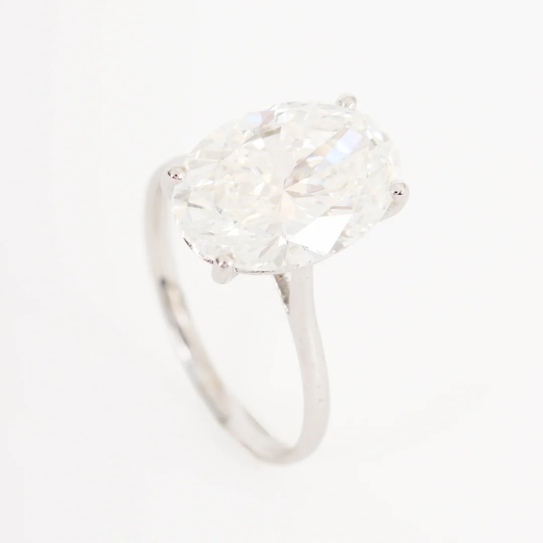 Solitaire ring in 14 kt. white gold, adorned with a laboratory-created oval-cut diamond of 5.08 ct. (IGI-certf.) — Jewellery/Rings — Lauritz