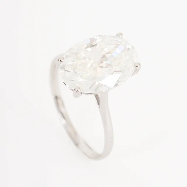 Solitaire ring in 14 kt. white gold, adorned with a laboratory-created oval-cut diamond of 5.08 ct. (IGI-certf.)