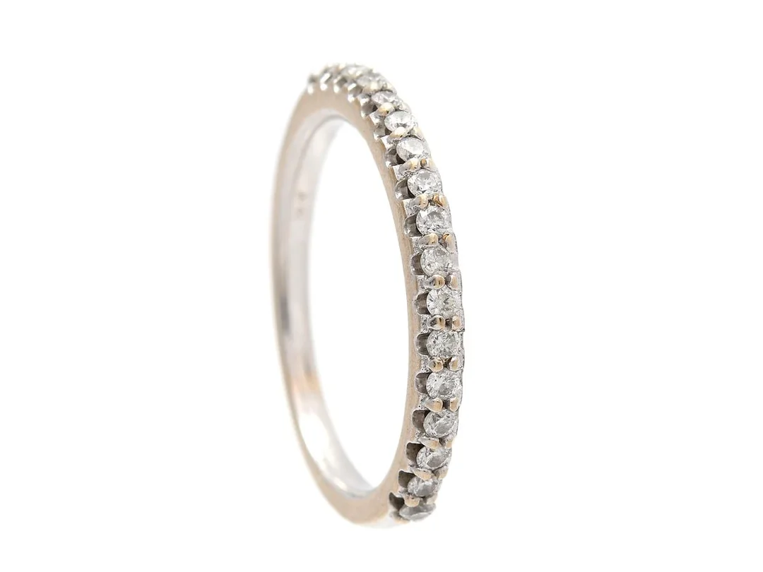 ALLIANSRING, 18K vitguld, 17 briljantslipade diamanter ca 0,22 ctv, ca TW-W/SI-P, stl 16 mm +, vikt 2,5 g. — Smycken/Alliansring — Kaplans