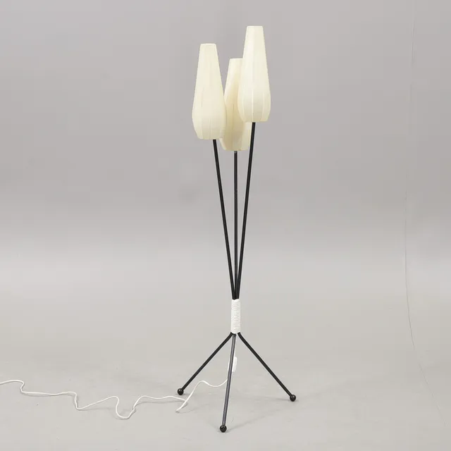 GOLVLAMPA, med tre armar, metall/plast, 1950-tal.