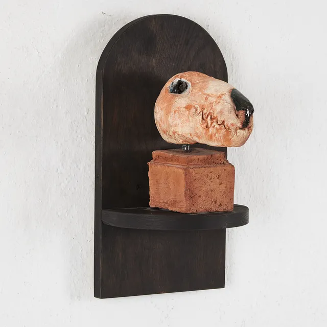 HENRIK ALLERT. Skulptur, keramik, i form av djurhuvud, monterad på träplatta, signerad.