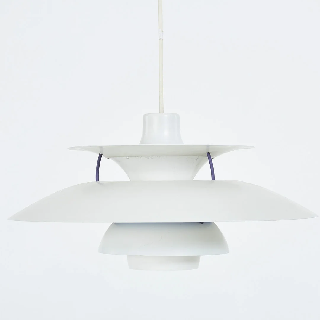 POUL HENNINGSEN. TAKLAMPA. "PH-5", vitlackerad aluminium. — Ceiling lights — Stockholms Auktionsverk Sickla