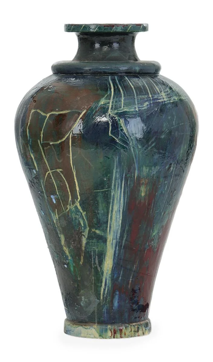 Grand vase. Unsigned. Polychrome painted stoneware. H. 100 cm. Dia. 60 cm. — Modern Sculptures/Modern art — Bruun Rasmussen