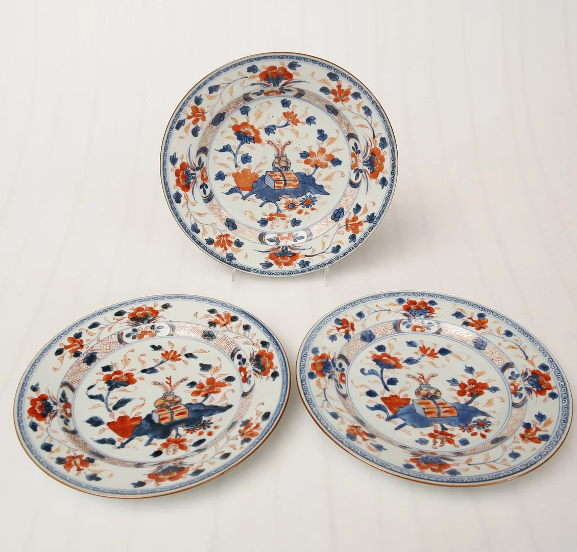 TALLRIKAR, 3 st., porslin, imari, Kina, Qianlong, (1736-1795), omkring år 1750. — Oriental — Limhamns Auktionsbyrå
