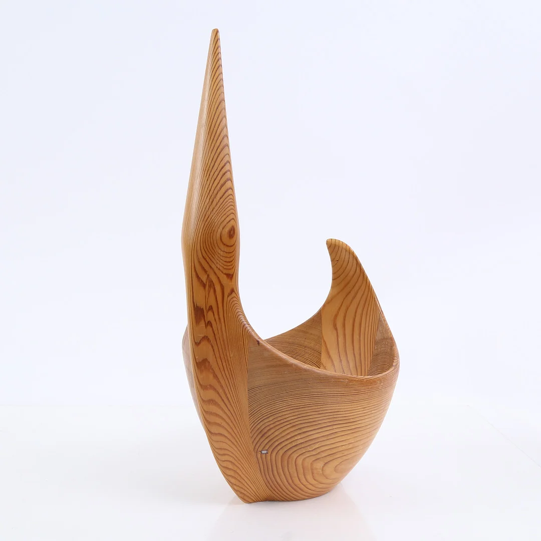 JOHNNY MATTSSON. Stor "Ölgås", skulptural skål af massivt fyrretræ, 1960'erne. — Miscellaneous — Bidstrup Auktioner