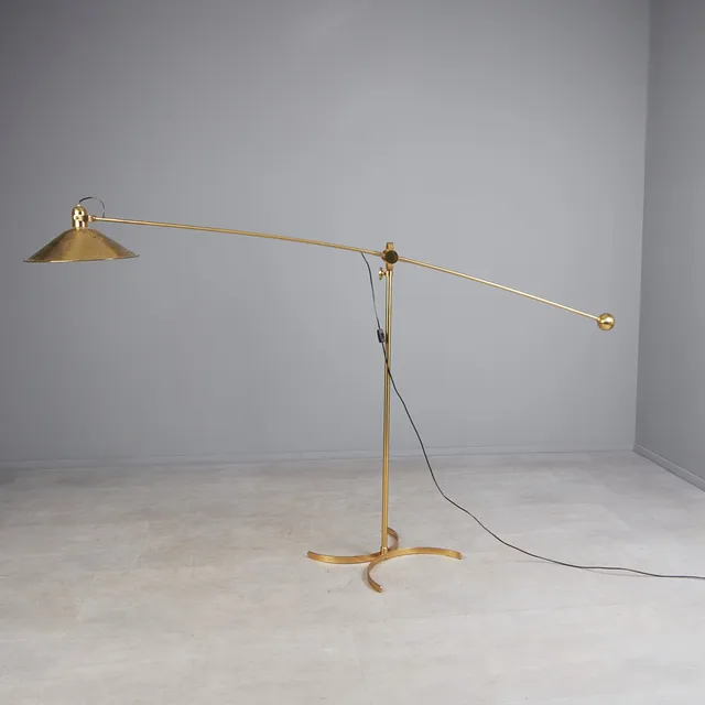 FLORIAN SCHULZ (1946—2019). Große Stehlampe mit Gegengewicht, 1970er/80er Jahre, Messing, poliert, Deutschland.
