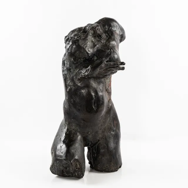 CLAES HAKE (FÖDD 1945). Skulptur, torso, brons, på plexisockel.
