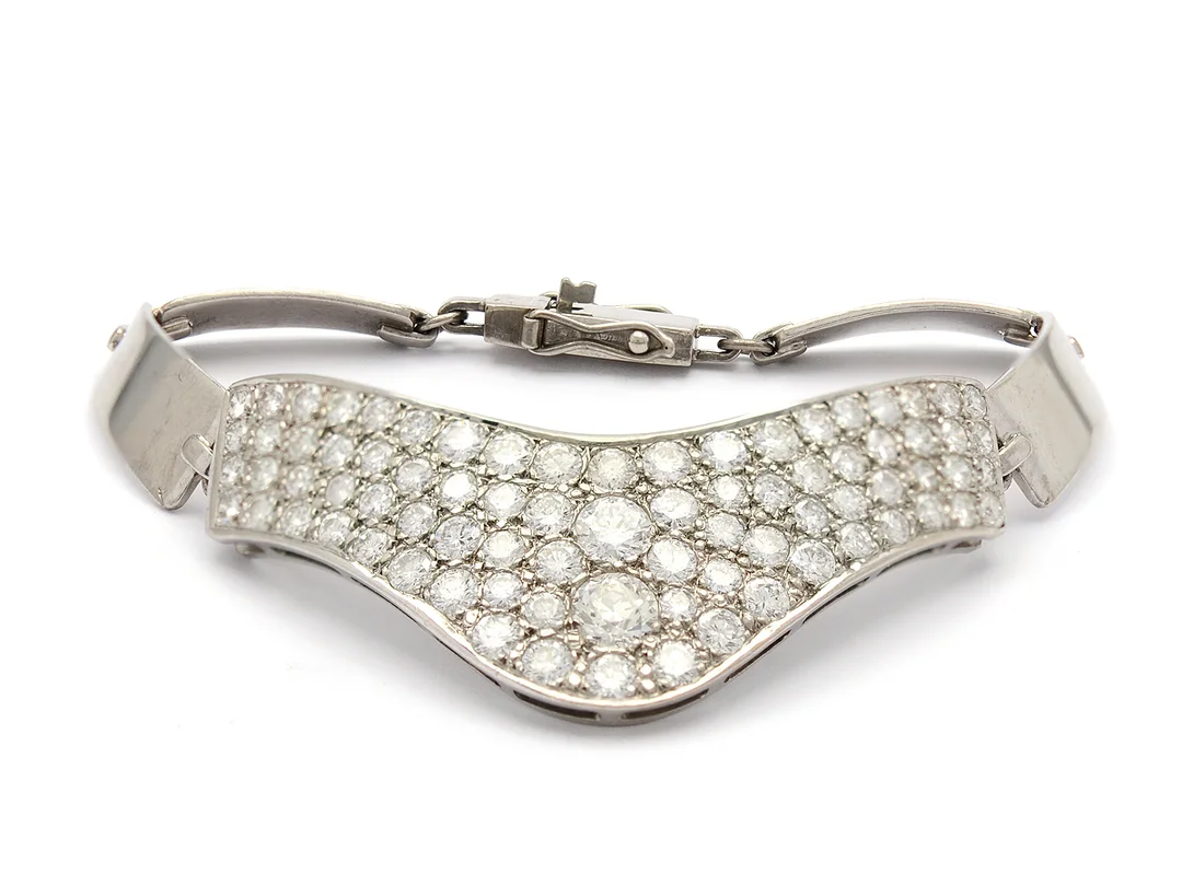 ARMBAND, 18K vitguld, 1 medium- och 79 briljantslipade diamanter ca 6,00 ctv, ca TW-Cr/ VS-SI, längd 17 cm, vikt 23,2 g, 7-8 st är skadade. — Smycken/Armband — Kaplans