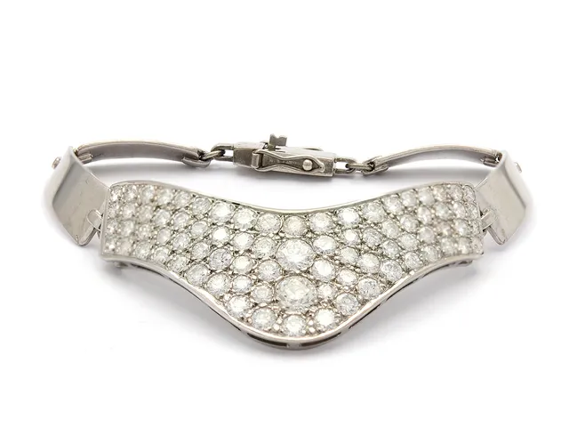ARMBAND, 18K vitguld, 1 medium- och 79 briljantslipade diamanter ca 6,00 ctv, ca TW-Cr/ VS-SI, längd 17 cm, vikt 23,2 g, 7-8 st är skadade.