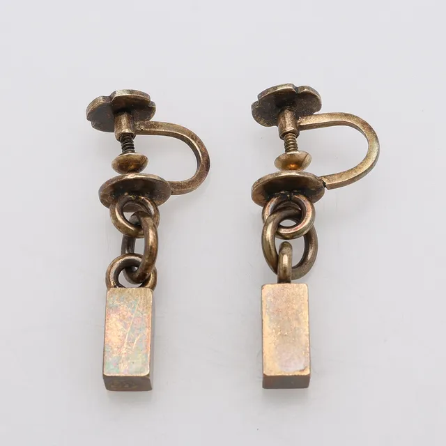WIWEN NILSSON. ÖRHÄNGEN, ETT PAR, FÖRGYLLT STERLINGSILVER, STÄMPELSIGNERADE, LUND, 1956.
