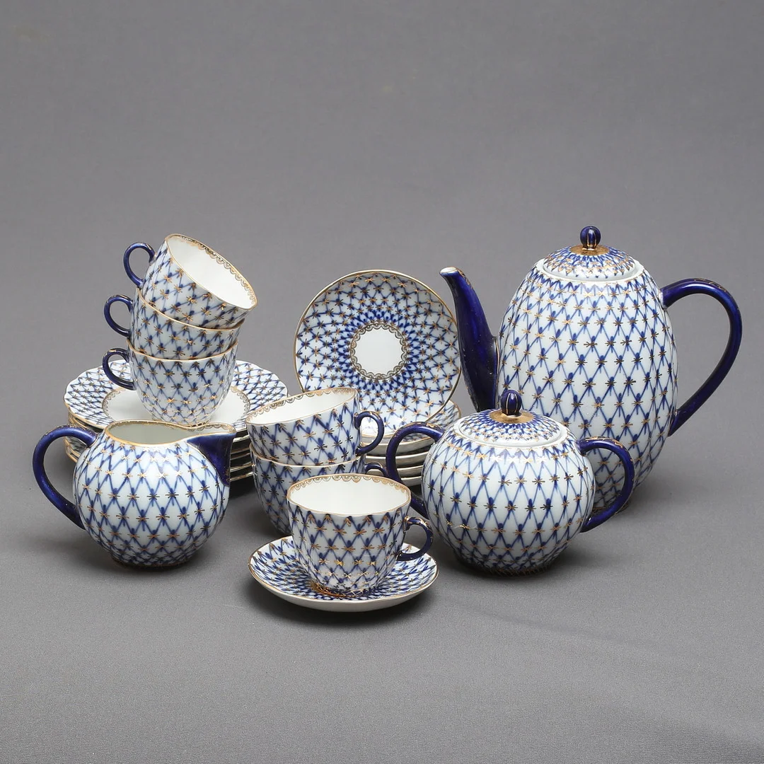 KAFFESERVISDELAR, 15 delar, porslin, "Cobalt Net", Lomonosov, Sovjet, Ryssland. — European — Auktionshuset Kolonn